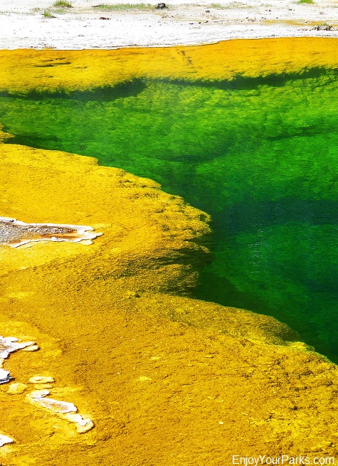 Emerald Pool, Black Sand Geyser Basin, Yellowstone National Park.